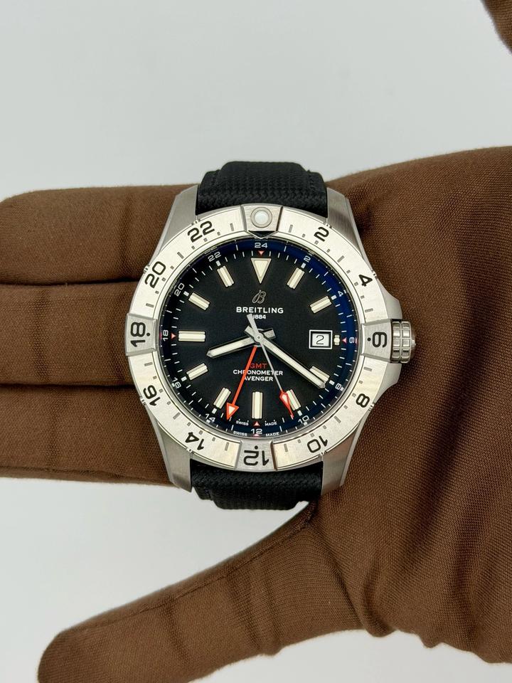 Breitling Avenger Automatic GMT 44 view 4