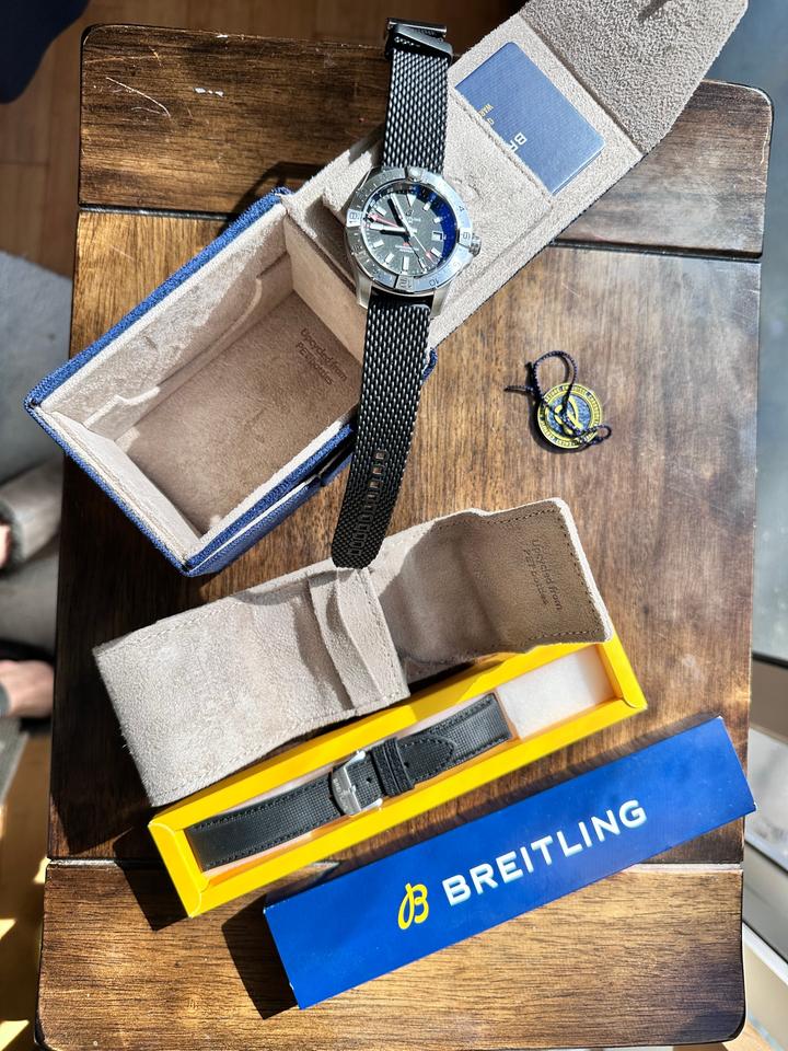 Breitling Avenger Automatic GMT 44 view 5