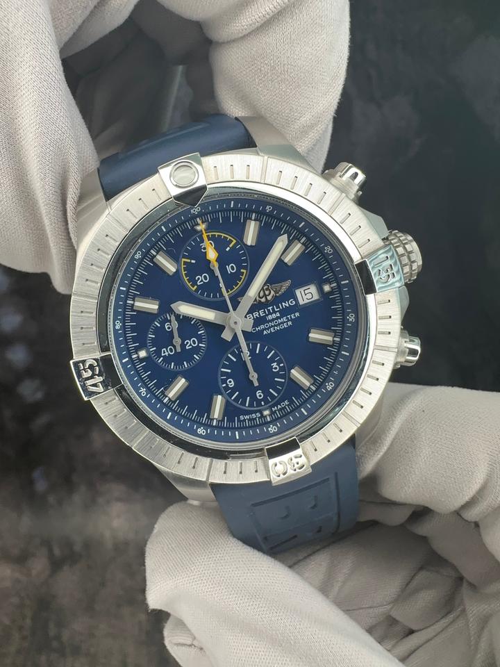 Breitling Avenger Chronograph 45 view 4