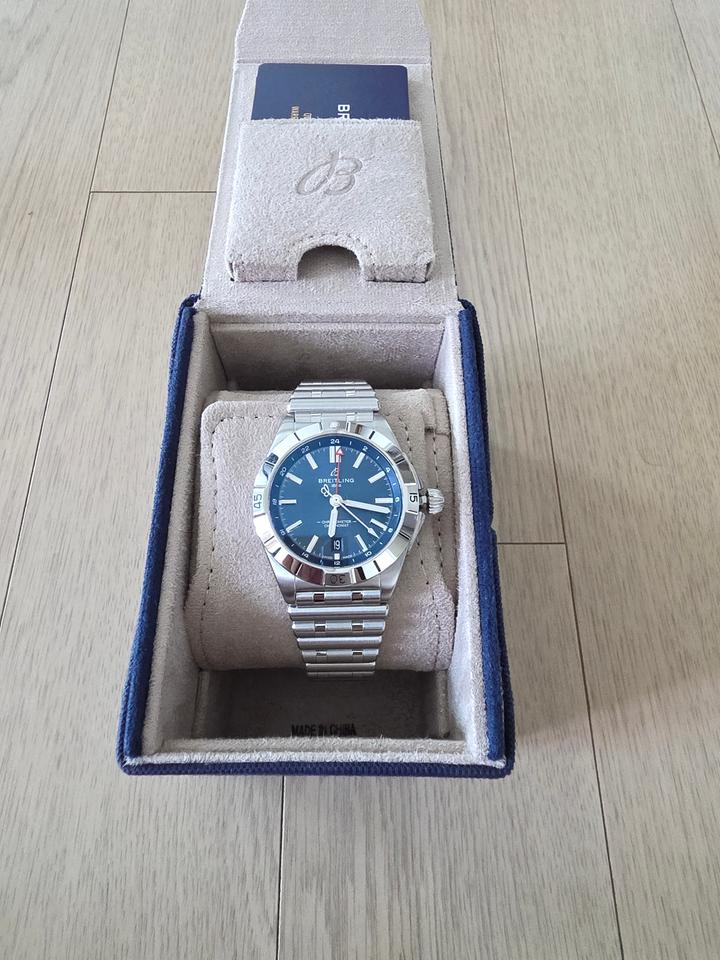 Breitling Chronomat Automatic GMT 40 view 2