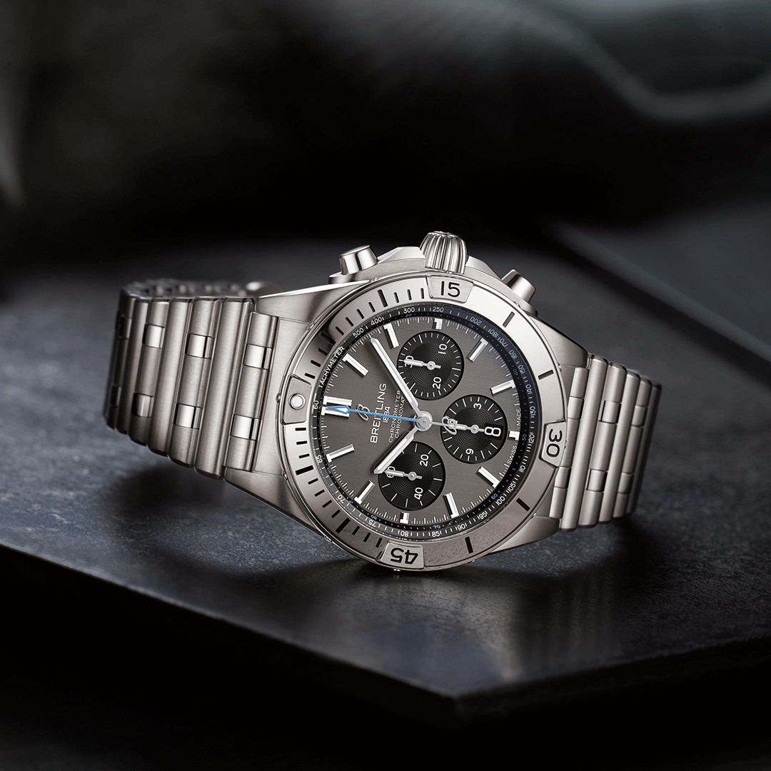 Breitling Chronomat B01 42 Titanium view 4