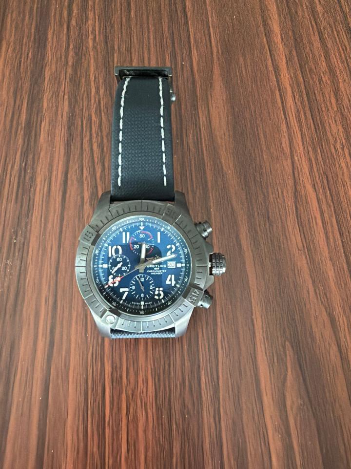 Breitling Super Avenger Chronograph 48 view 3