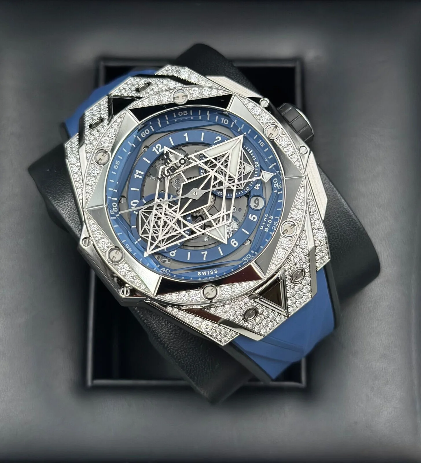 Hublot Big Bang Sang Bleu II Pavé view 3