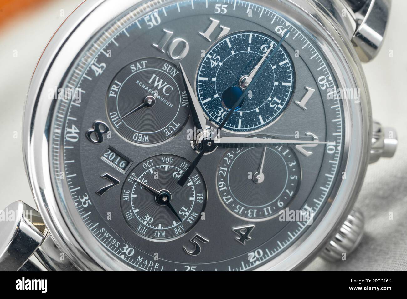 IWC Schaffhausen Da Vinci Perpetual Calendar Chronograph view 5