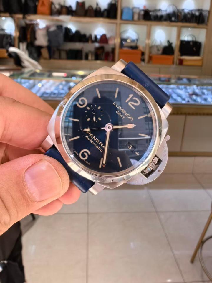 Panerai Luminor GMT 44 view 3