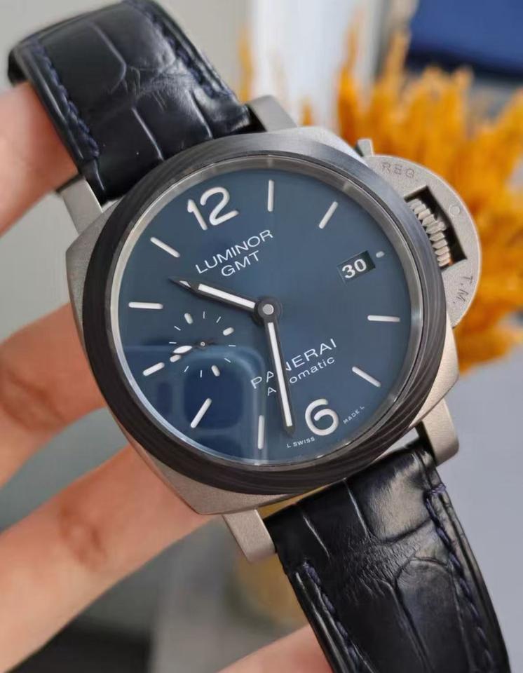 Panerai Luminor GMT view 3